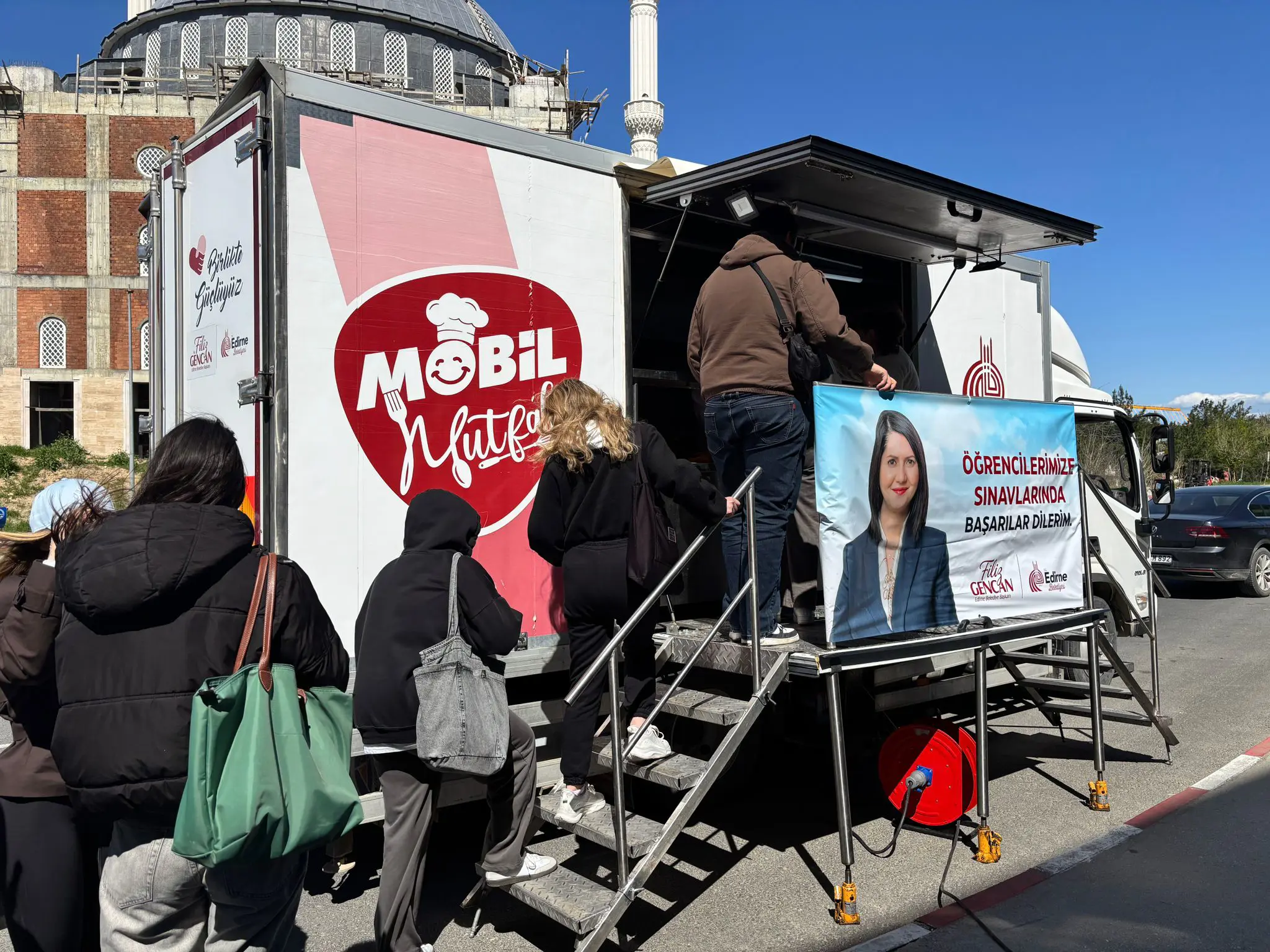 EDİRNE BELEDİYESİ’NDEN VİZE HAFTASINDA ÖĞRENCİLERE DESTEK: SICAK ÇORBA VE LOKMA İKRAMI DEVAM EDİYOR